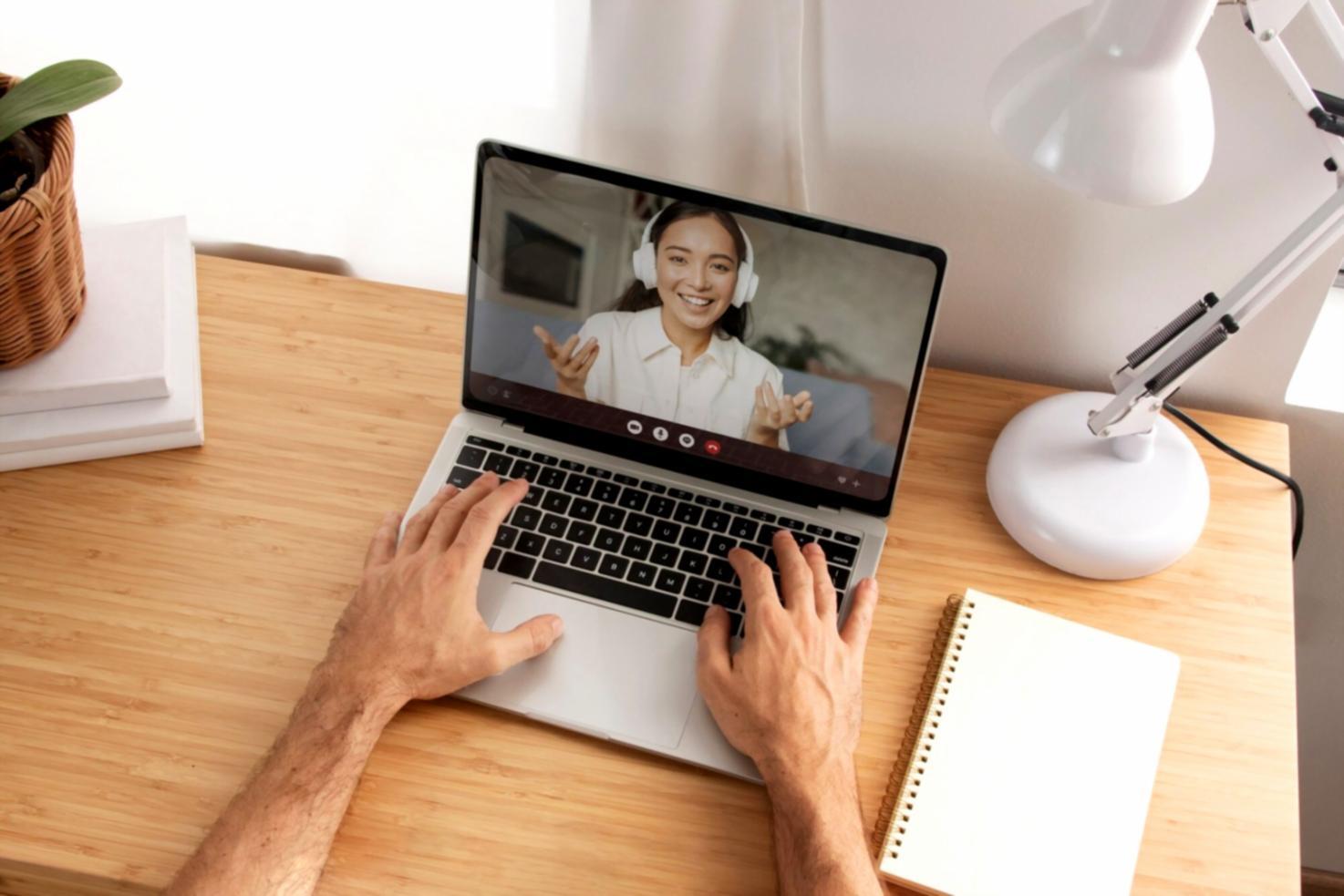 Profesionales trabajando en análisis financiero